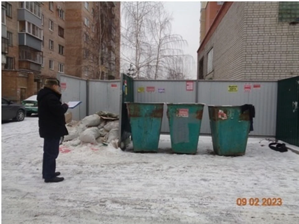 Ук городок рязань. Мусорная площадка. Мусорный бак на помойке.