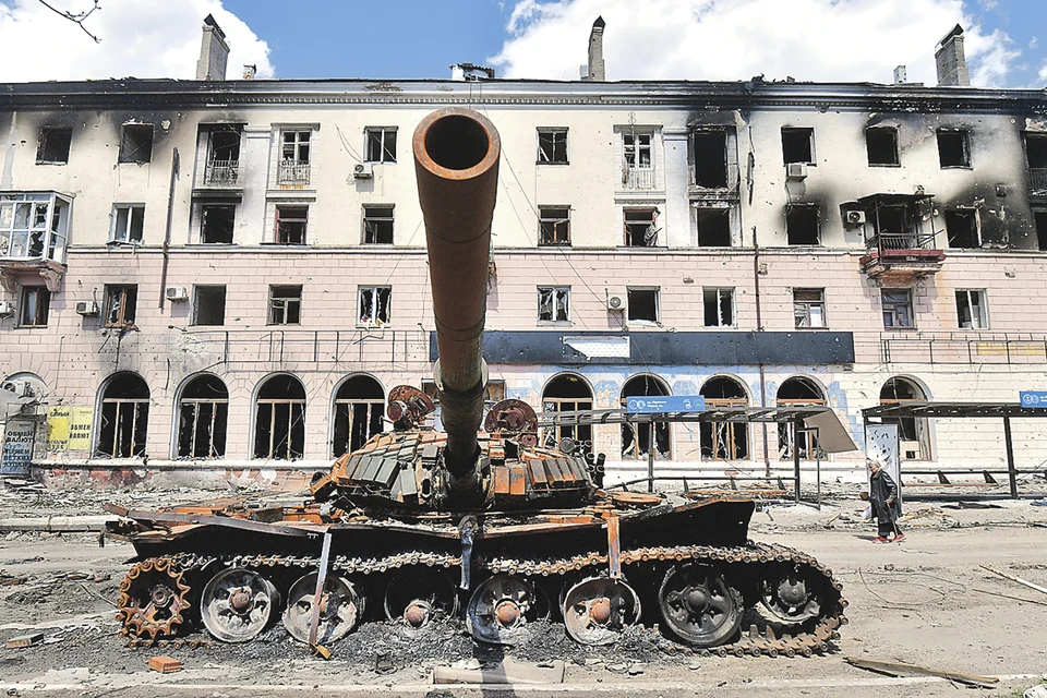 Сожженный украинский танк в Мариуполе - лишь один из более чем 7,5 тысячи уничтоженных Российской армией.