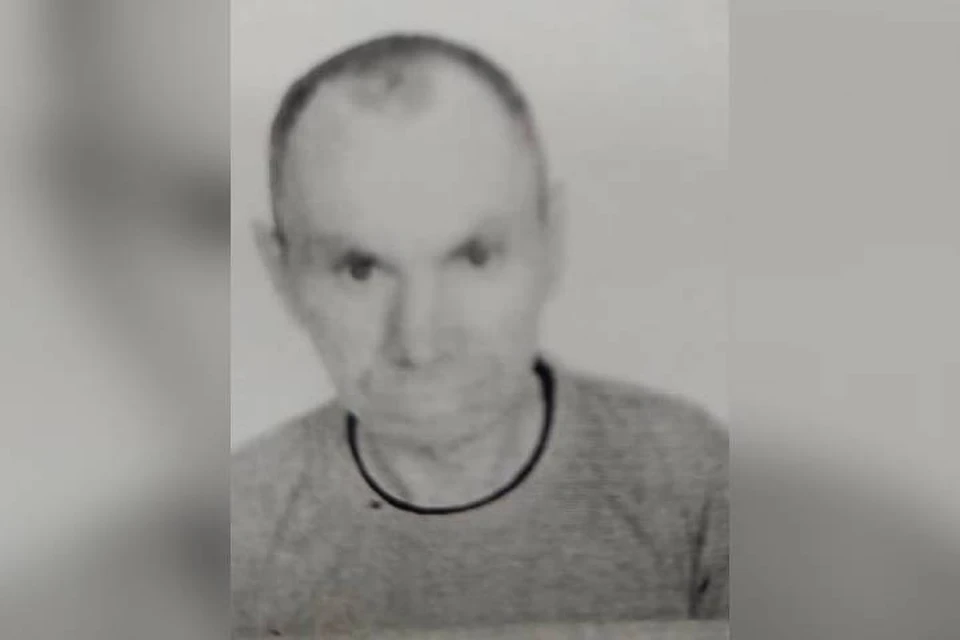 Мужчина был одет в пуховик синего цвета, черную шапку, черные штаны и кроссовки.