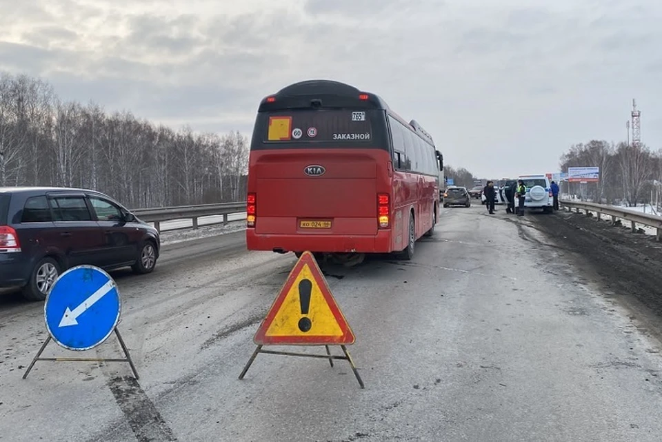 Водитель автобуса врезался в иномарку. Фото: отделение пропаганды ГИБДД Свердловской области