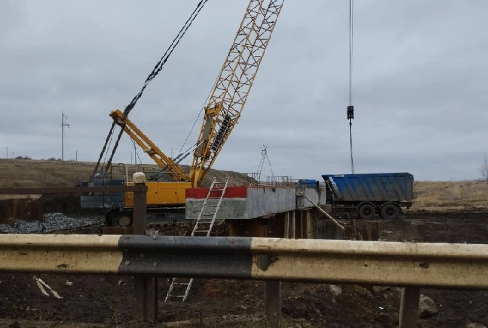 Этим мостом в Тельмановском районе Республики не пользовались с 2014 года. Фото: Хоценко/ТГ