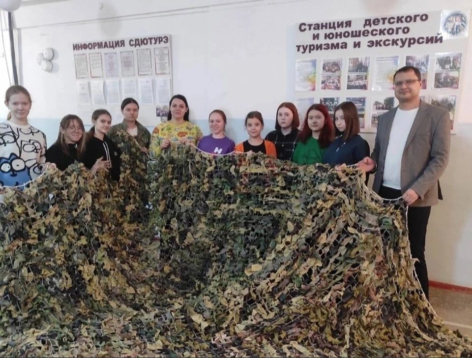 Общими усилиями уже изготовили три маскировочные сети и один костюм