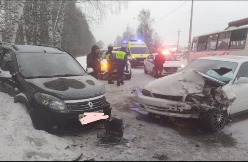 "Тойота" столкнулась с автобусом, а потом вылетела на встречку. Фото: УМВД России по Томской области.