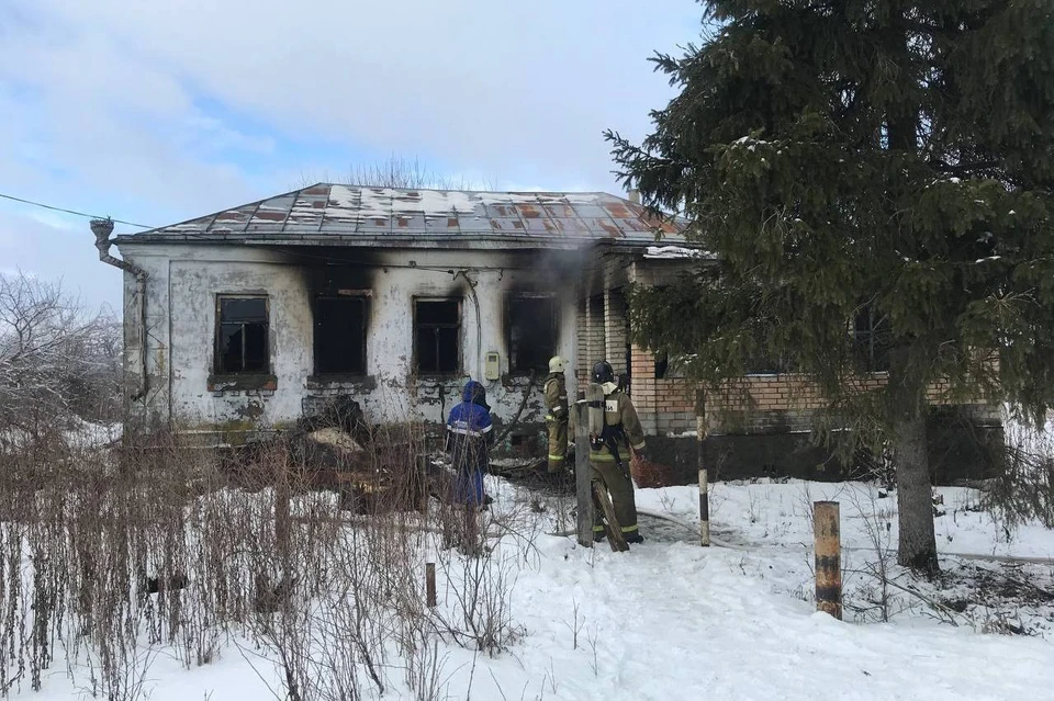 В частном доме в Дубровичах сгорели три человека. Фото: ГУ МЧС РФ по Рязанской области.