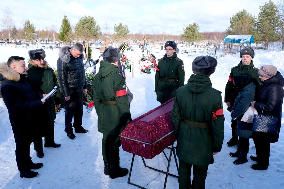 Военнослужащего похоронили с воинскими почестями Фото: kimrypress.ru