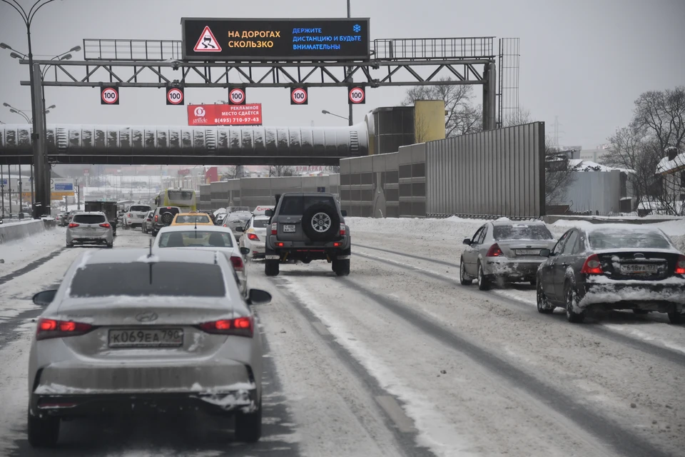 В Краснодаре автомобилисты застряли на дорогах из-за непогоды.