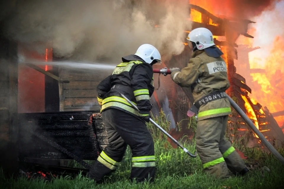 Пожар в подвале тушат в центре Хабаровска
