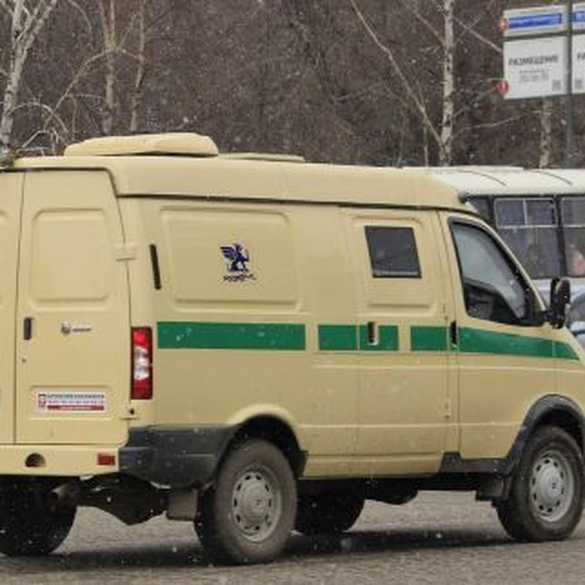 На Сахалине водитель станции скорой помощи купил для бойцов СВО  бронированный микроавтобус - KP.RU