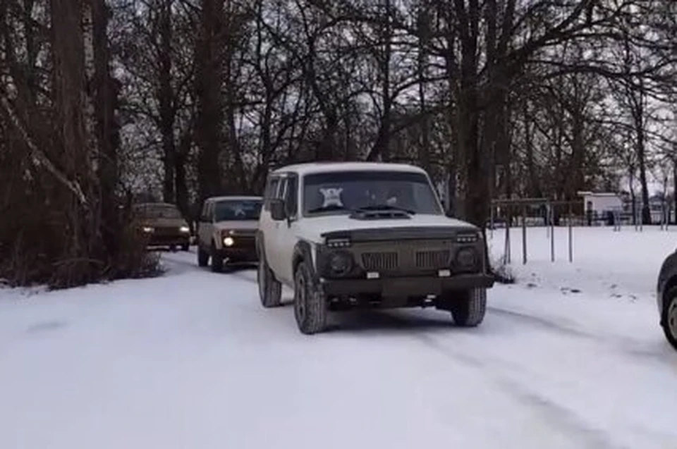 Мужчинам отправили два автомобиля "Нива" с дополнительным обеспечением