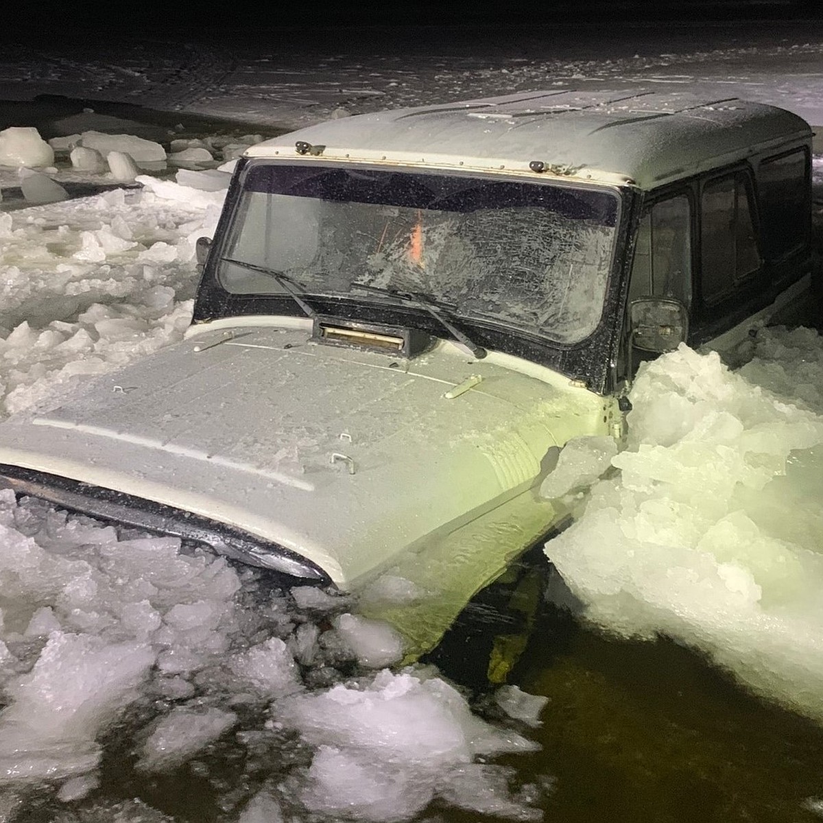 Провел полночи в воде и завелся: под Самарой из Волги вытащили УАЗ - KP.RU