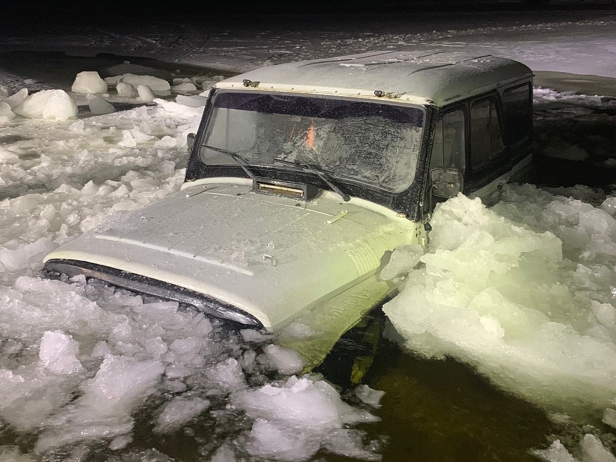 Провел полночи в воде и завелся: под Самарой из Волги вытащили УАЗ - KP.RU