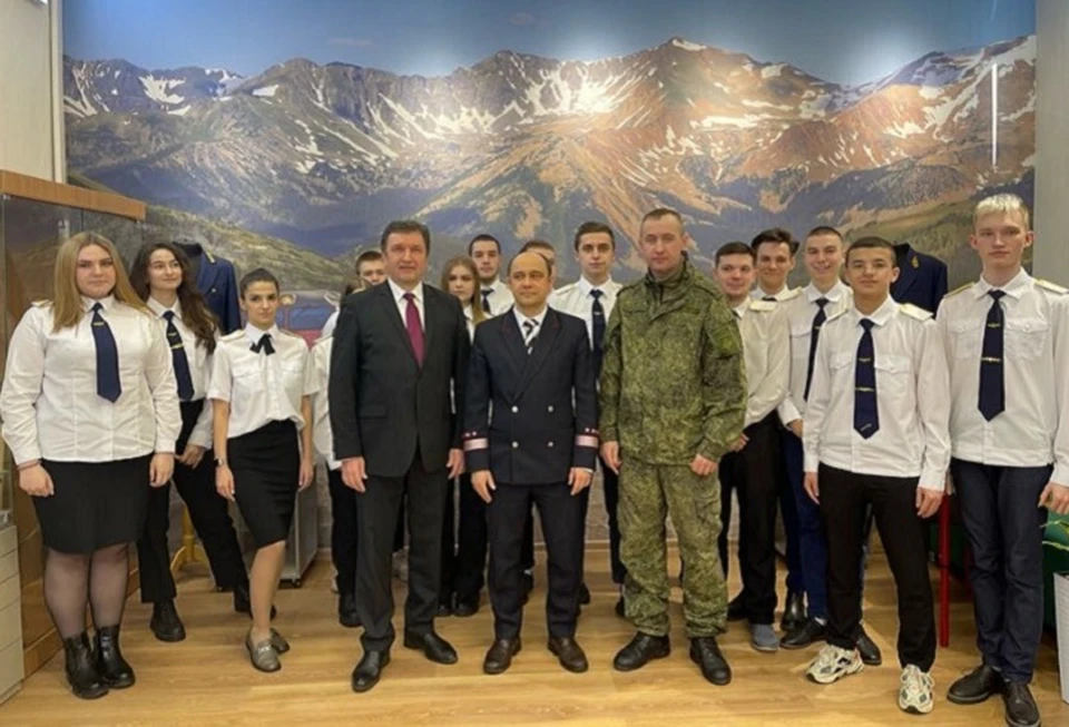 Торжественное мероприятие завершилось фотографией на память в музее учебного заведения. Фото предоставлено Ярославским филиалом Петербургского государственного университета путей сообщения Императора Александра I.
