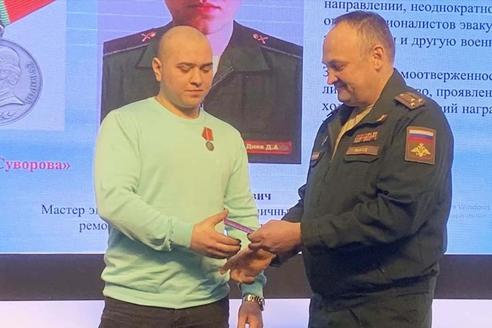 Военнослужащего Дениса Диева из Конаковского района наградили медалью Суворова Фото: администрация Конаковского района