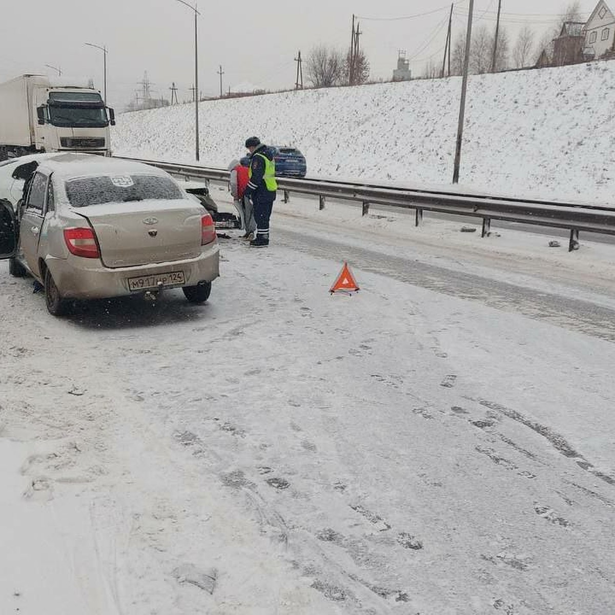 Красноярск из-за гололеда и серьезных аварий сковали пробки - KP.RU