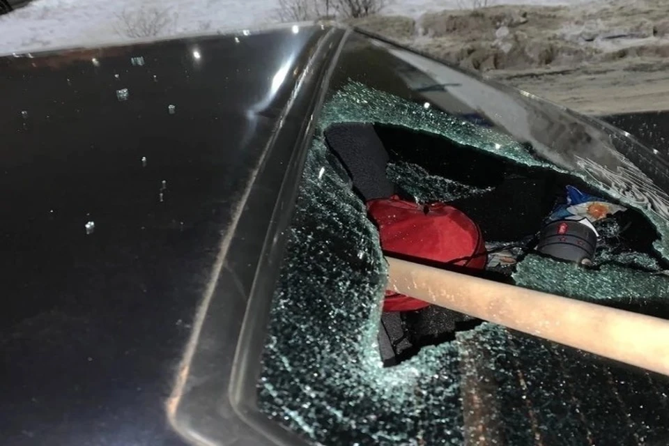 В Ярославле дети попали граблями в стекло припаркованного автомобиля. ФОТО: группа "Подслушано Автомобилистов l Ярославль" ВКонтакте