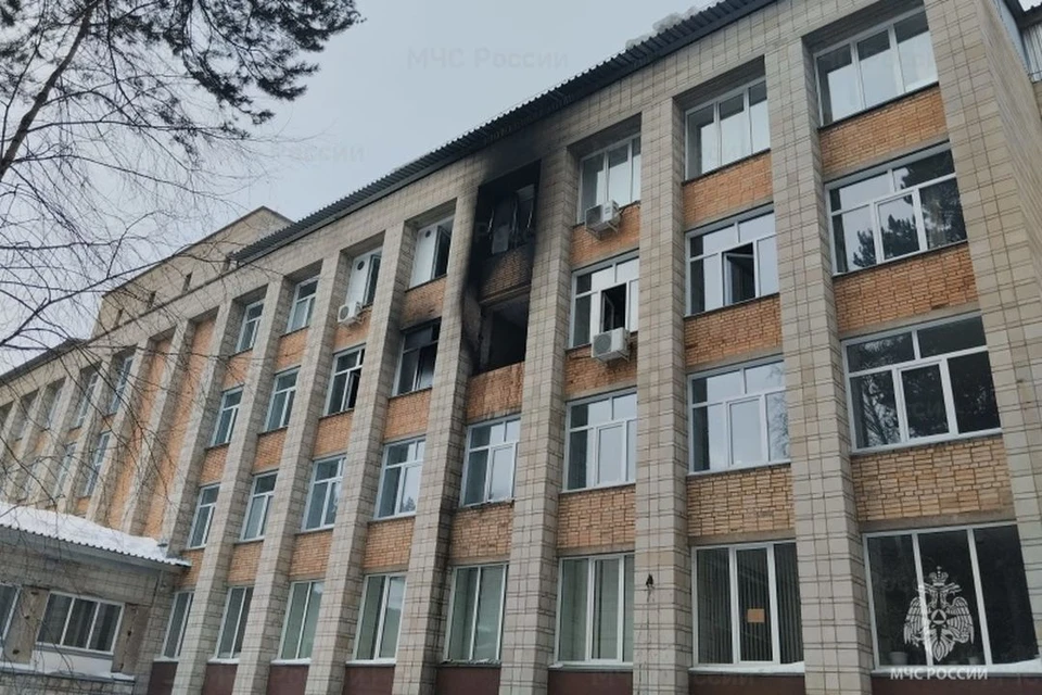 Возгорание началось на третьем этаже колледжа. Фото: ГУ МЧС России по НСО