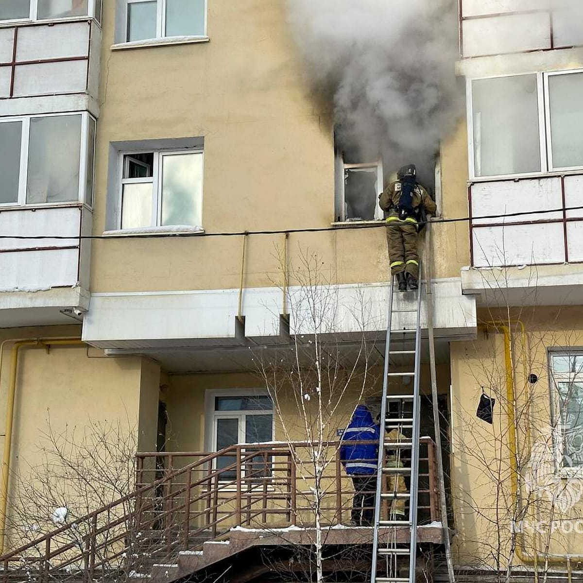 В Якутске в доме на улице Орджоникидзе произошел пожар - KP.RU