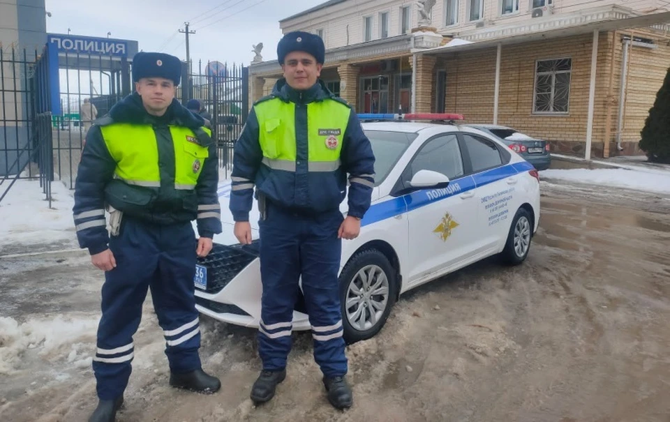 Лейтенант полиции Игорь Захаров и младший лейтенант полиции Евгений Просветов. Фото пресс-службы ГУ МВД России по Воронежской области.