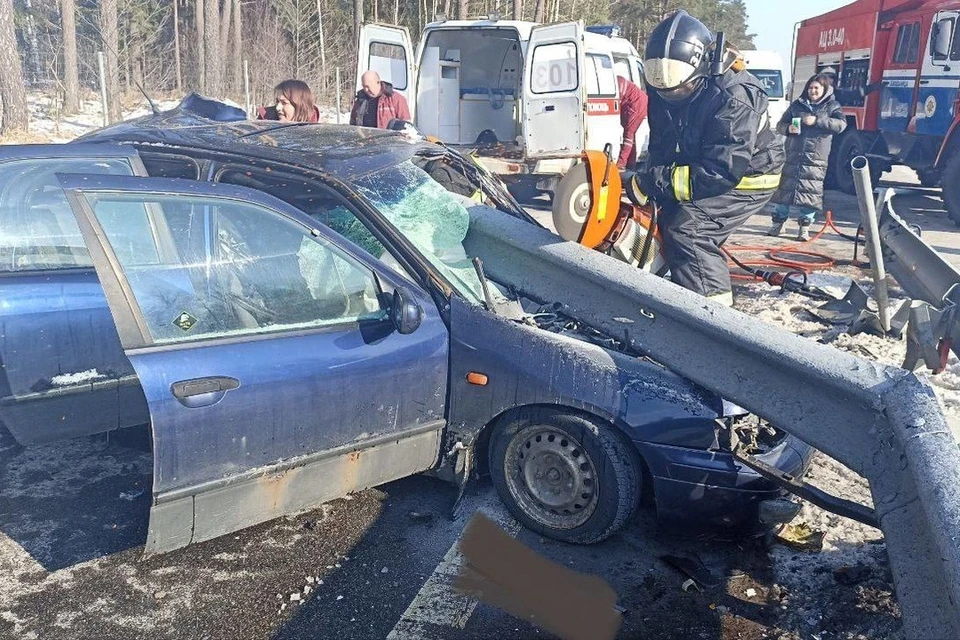 Под Белыничами 52-летний водитель врезался в дорожное ограждение, которое насквозь пробило авто. Фото: телеграм-канал Милиция Могилевщины