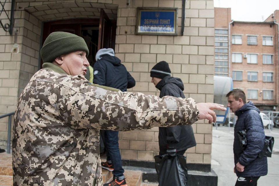 Восьми тысяч гривен в кармане вполне достаточно, чтобы отправить украинского мужика в армию