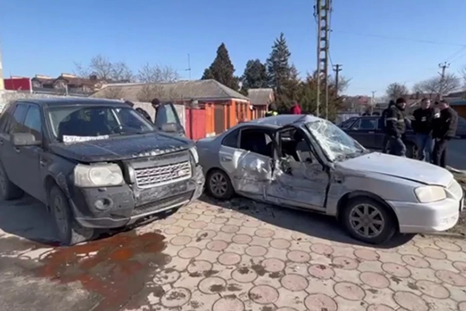 После столкновения один из автомобилей наехал на пешехода. Фото: отдел пропаганды ГИБДД по Ростовской области.
