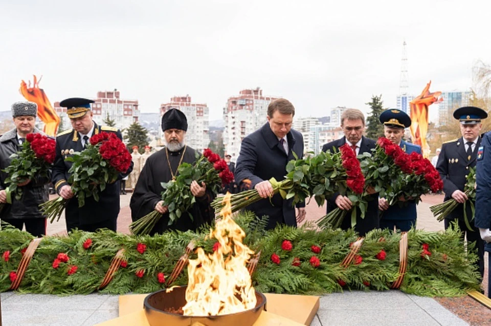 Мэр Сочи Алексей Копайгородский во время возложения цветов к Вечному огню.