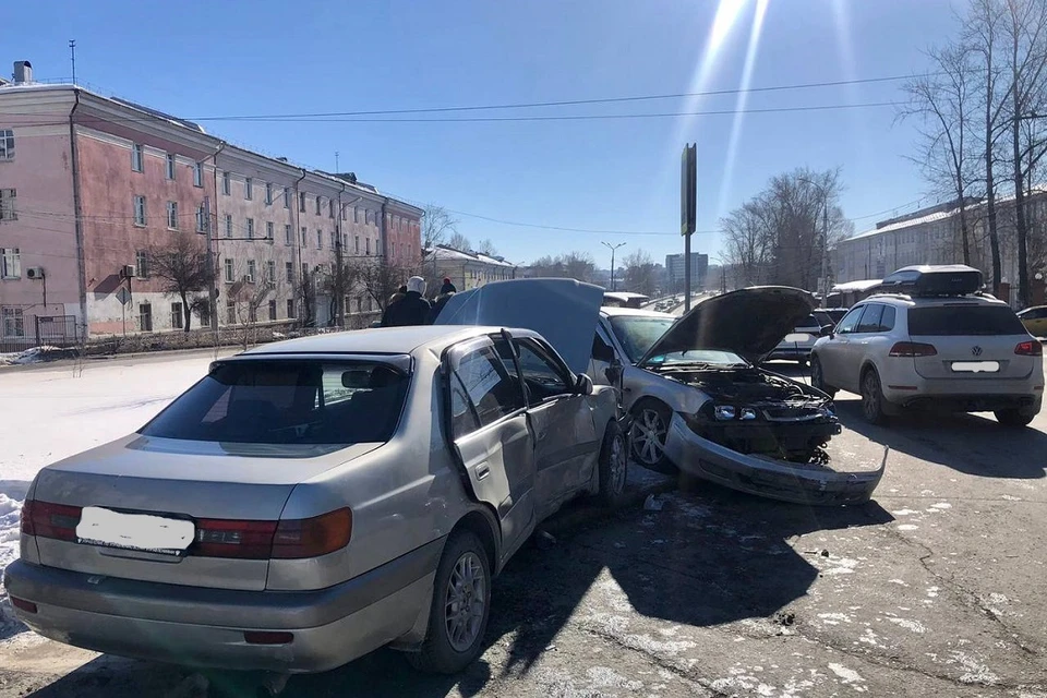 Массовое ДТП с 6 автомобилями произошло на улице Лермонтова в Иркутске 25 февраля