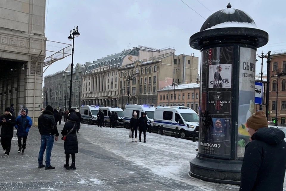 Группу подростков задержали из-за драки с последователями "ЧВК Редан" в ТРЦ "Галерея" в Петербурге. Фото: СОЦСЕТИ