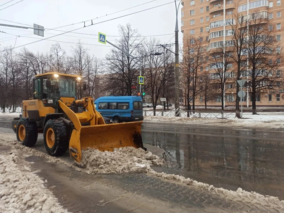 В первую очередь подрядчик очищает решетки колодцев-ливнеприемников. Фото: администрация Тольятти