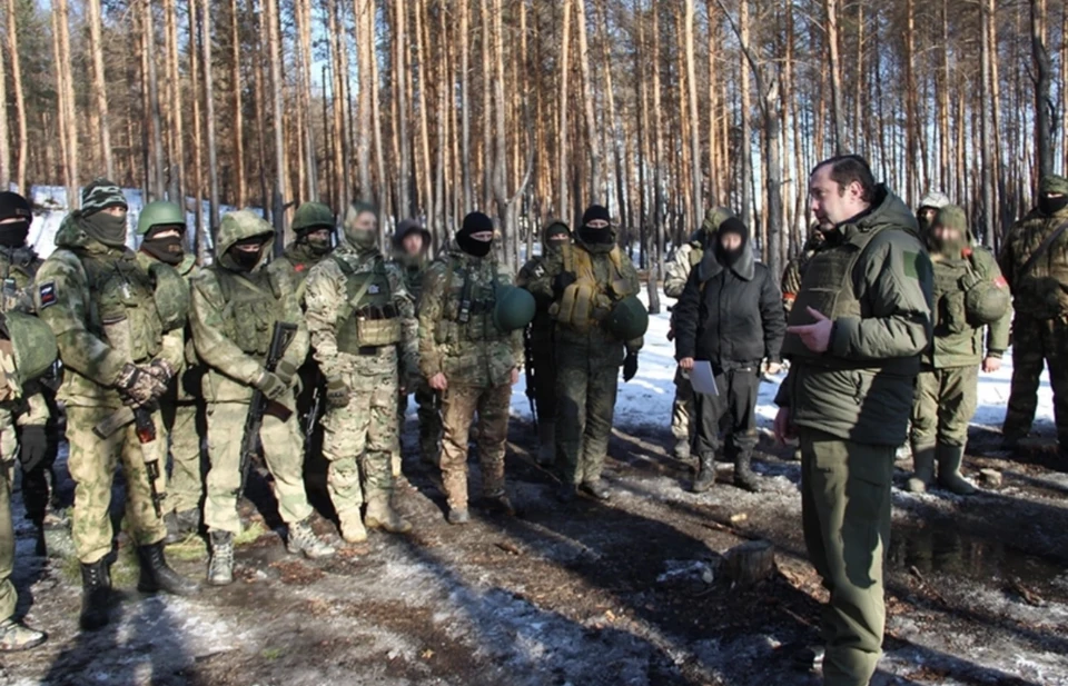 Алексей Островский и Андрей Борисов встретились с Ельнинской дивизией. Фото: страница губернатора Алексея Островского в соцсети.