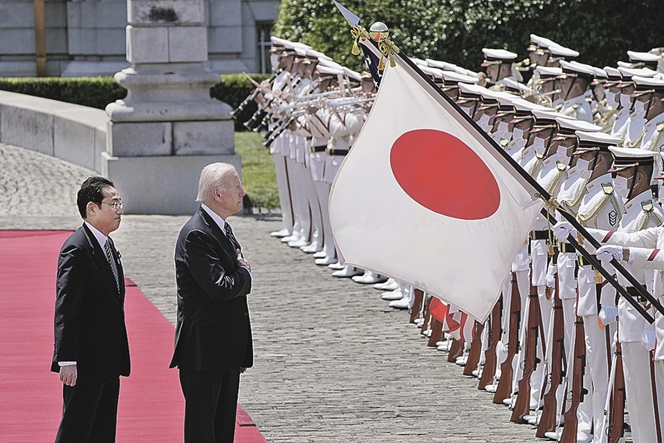 Президент США явно чувствует себя истинным главнокомандующим японской армией, когда требует от Токио увеличить расходы на оборону и закупки американского оружия. Фото: Getty Images