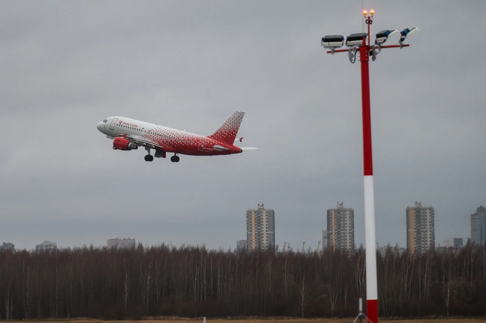 Пассажирский самолет «Ульяновск-Санкт-Петербург» не долетел до северной столицы и повернул на Москву