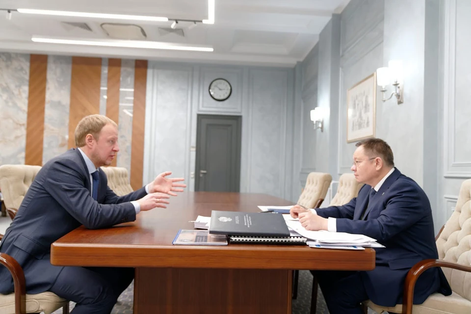 Рабочая встреча. Фото: пресс-служба Минстроя РФ