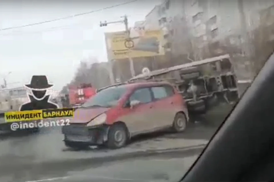 ДТП с грузовиком в Барнауле. Скриншот видео со страницы vk.com/incident22