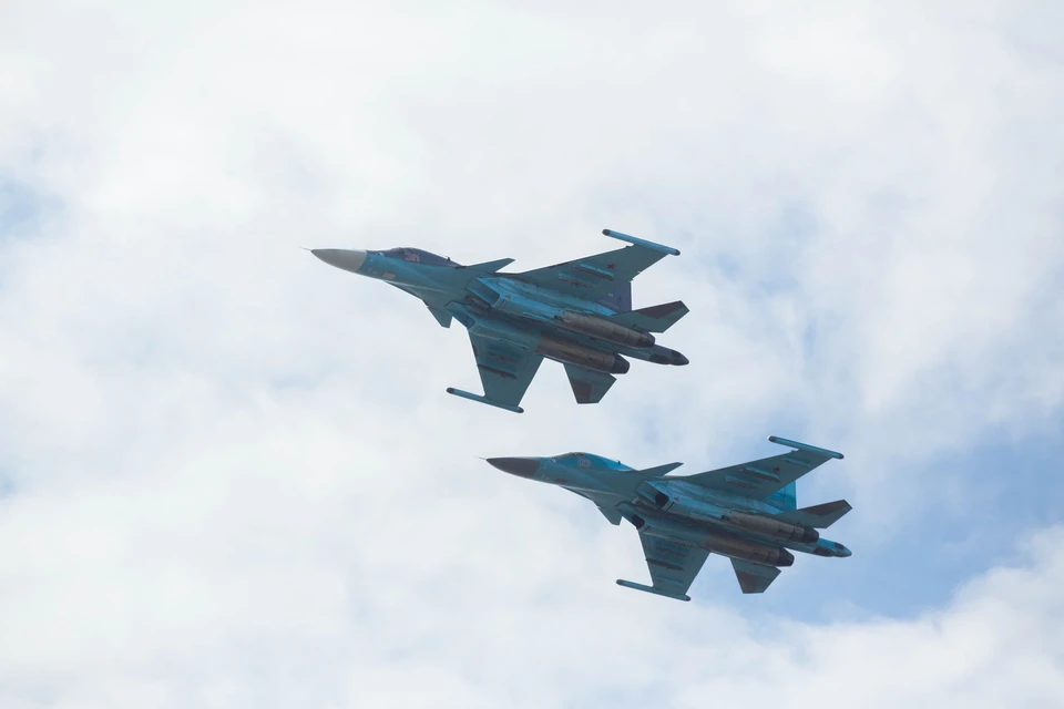 Боевые самолеты над Петербургом проводили учения.
