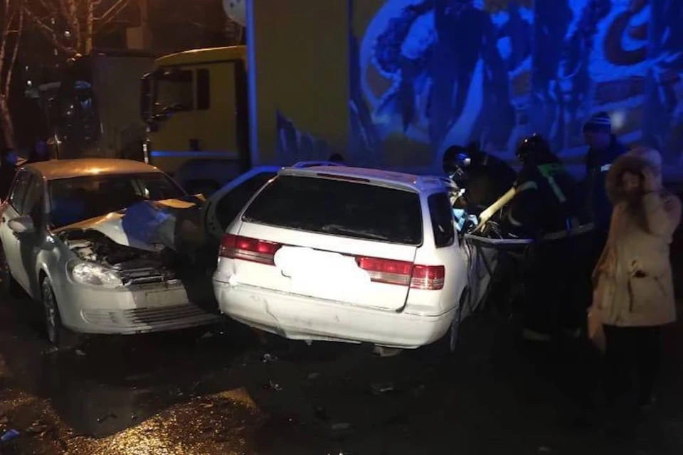 Одного из водителей зажало в салоне авто. Фото: ГУ МЧС по НСО