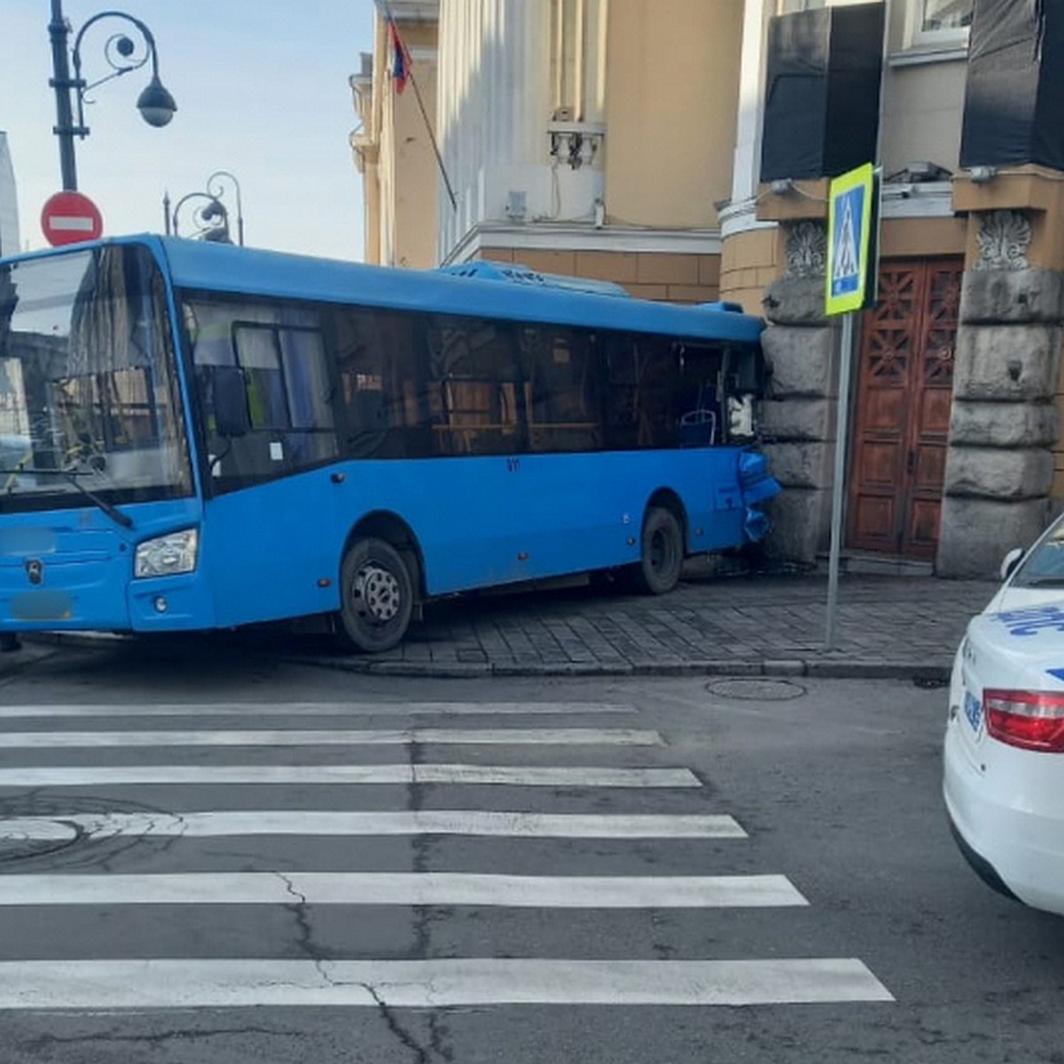 ДТП с пассажирским автобусом 1 марта 2023 года: подробности, пострадавшие,  погибшие, проверка полиции, причина аварии, бывшее консульство Японии -  KP.RU