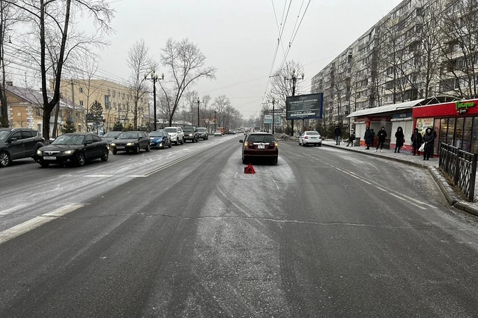 Переходившую на красный сигнал светофора женщину сбили в Хабаровске