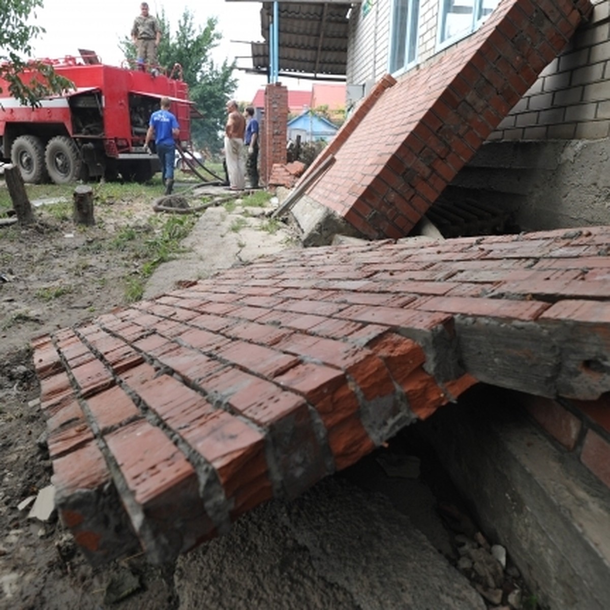 В Ростовской области чиновник получил реальный срок после того, как стена  «заброшки» насмерть придавила мальчика - KP.RU