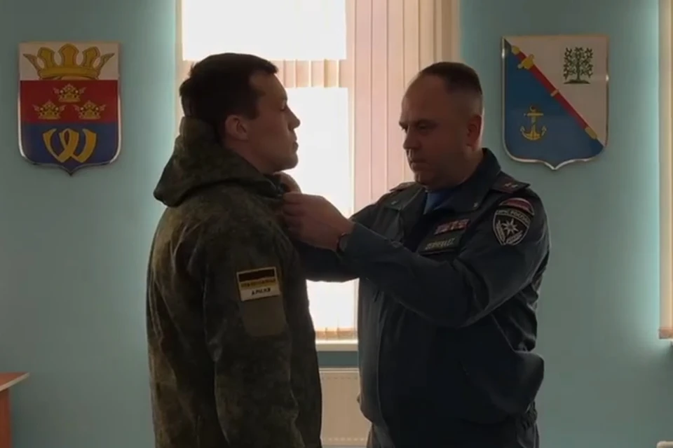 Пожарного из Ленобласти Сергея Щемерова наградили за героизм. Фото: online47.ru