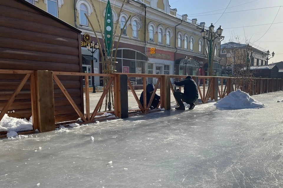 В Иркутске на улице Урицкого демонтируют каток