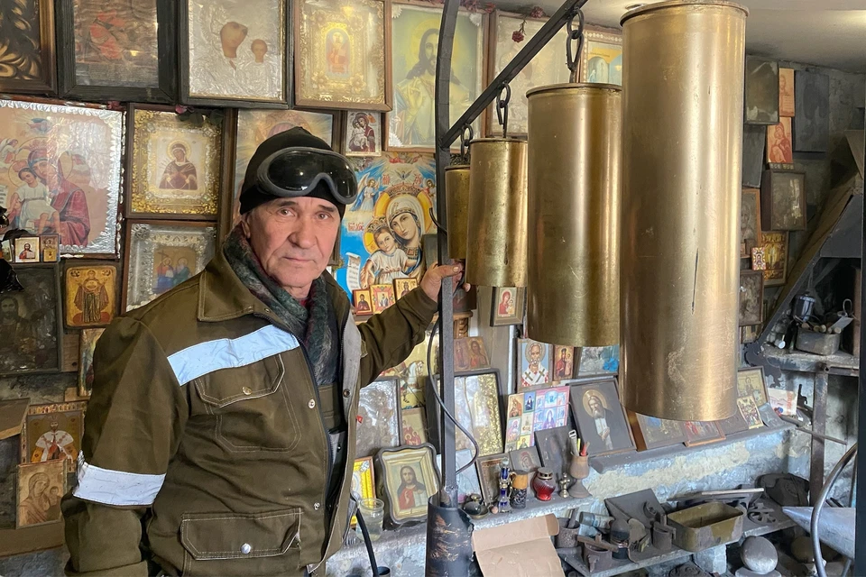 Донецкий кузнец Виктор Михалев создал уникальную звонницу из артиллерийских гильз