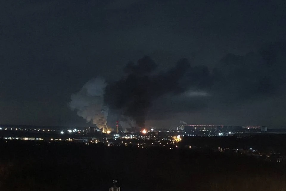 В подмосковном Видном после взрыва в цеху начался пожар на коксохимическом заводе. Фото: Вконтакте, паблик Москва+Подмосковье.