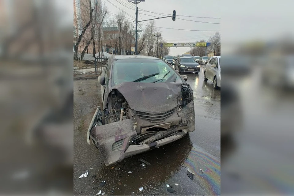 Два автомобиля разбились на перекрестке в Хабаровске