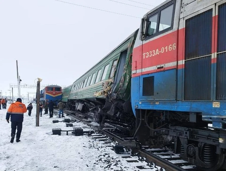 Состав был задержан из-за столкновения маневрового локомотива с тепловозом поезда. Фото: МЧС Республики Казахстан