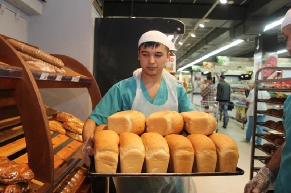 Помимо этого предприятия хлеб в городе выпекает еще три организации, так что дефицита не предвидется.