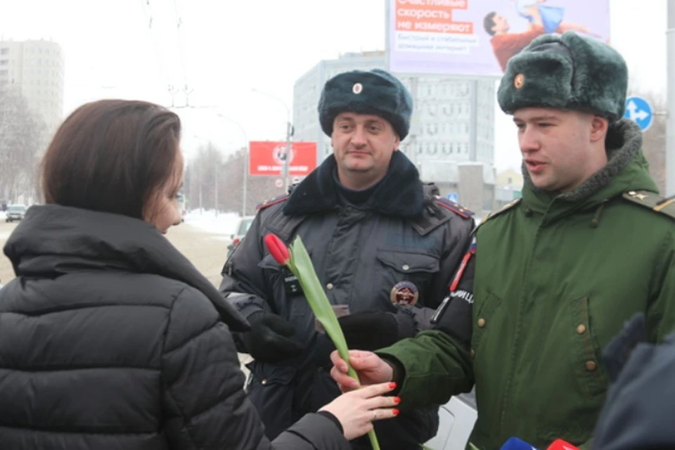 Сибирячкам вручали цветы в преддверии 8 марта. Фото: пресс-служба ЦВО