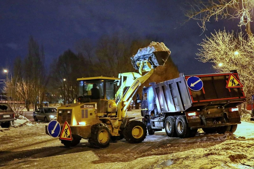 Рабочие продолжают вывозить снег с дорожных участков. Фото: городская администрация