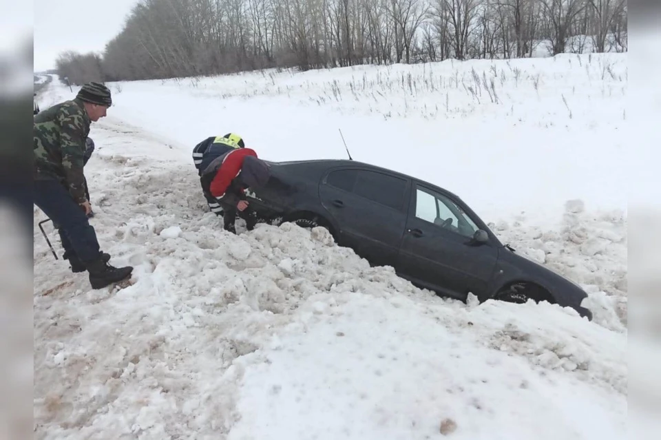 64-летний водитель автомобиля «Шкода» во время движения потерял бдительность и съехал с дороги. Фото: УМВД Оренбургской области