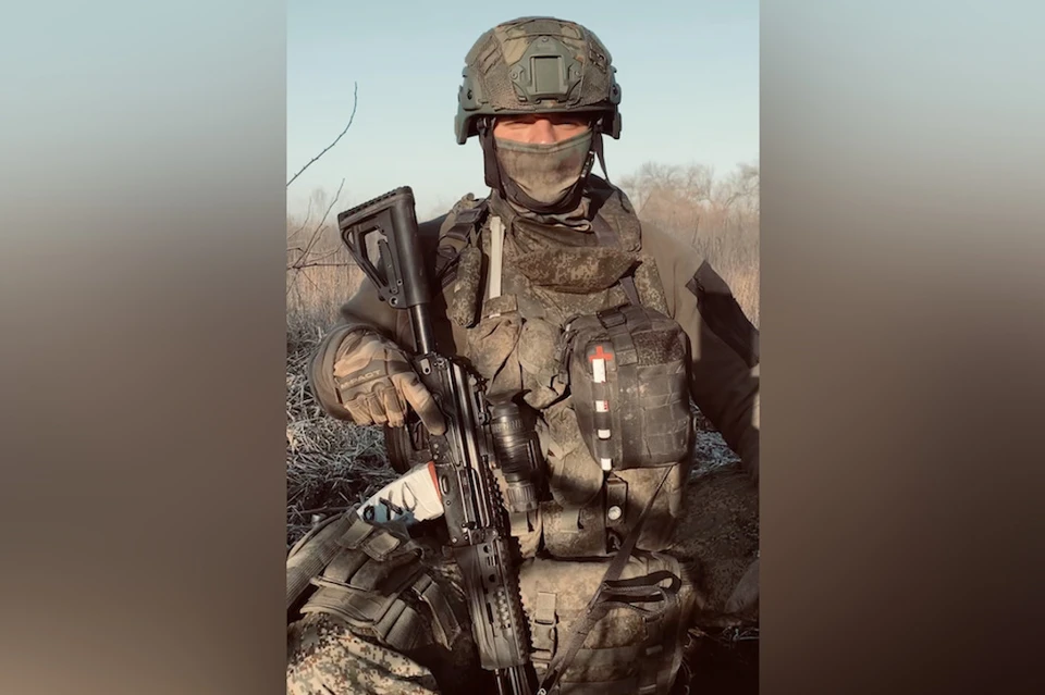 Военнослужащий поздравил сибирячек с 8 Марта из зоны СВО. Фото: кадр из видео "АСТ-54"